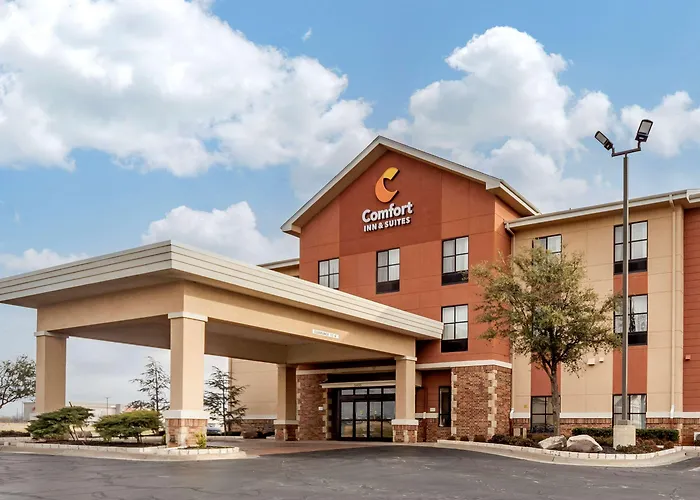 Comfort Inn & Suites Shawnee North Near I-40